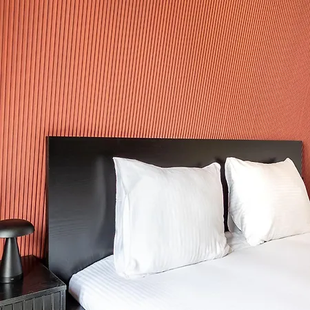 - Near The Champs-elysees パリ