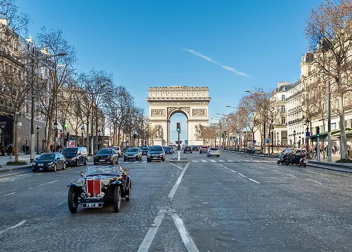 - Near The Champs-elysees パリ
