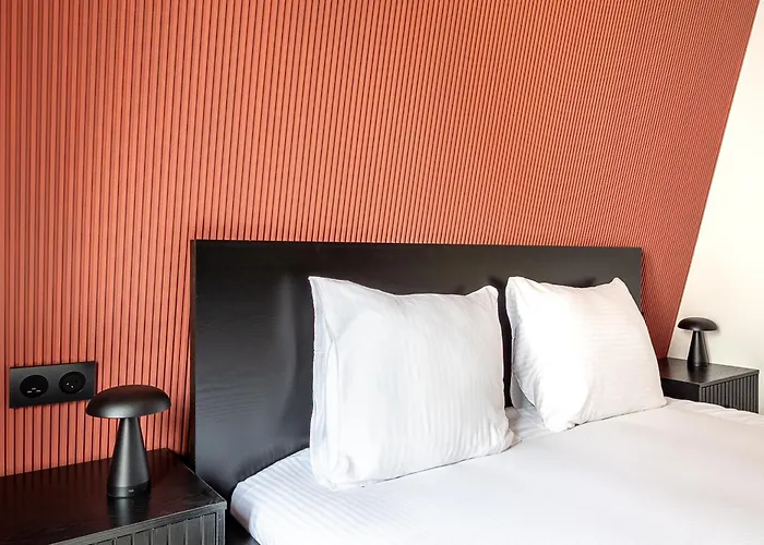 - Near The Champs-elysees パリ